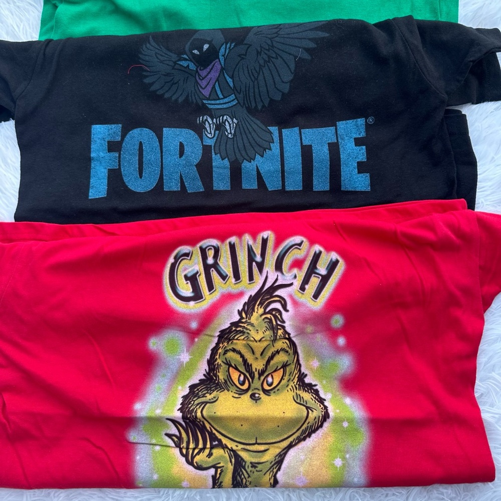 New
Short sleeve 
Kids
t-shirt bundle 
Total of 3
Crew neck 
Size large